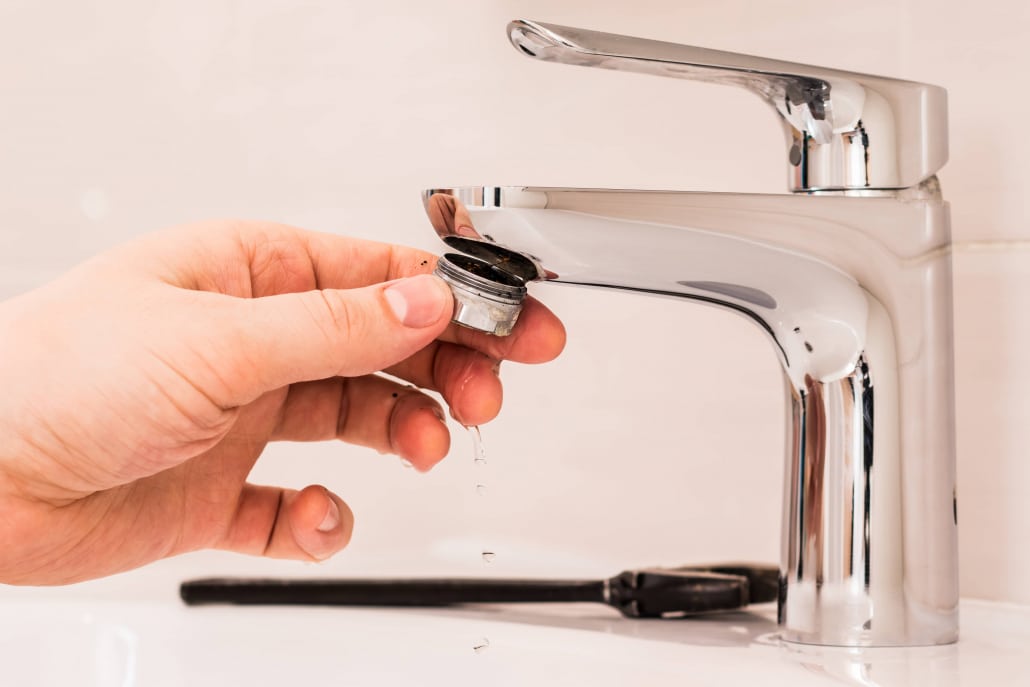 Removing faucet aerators