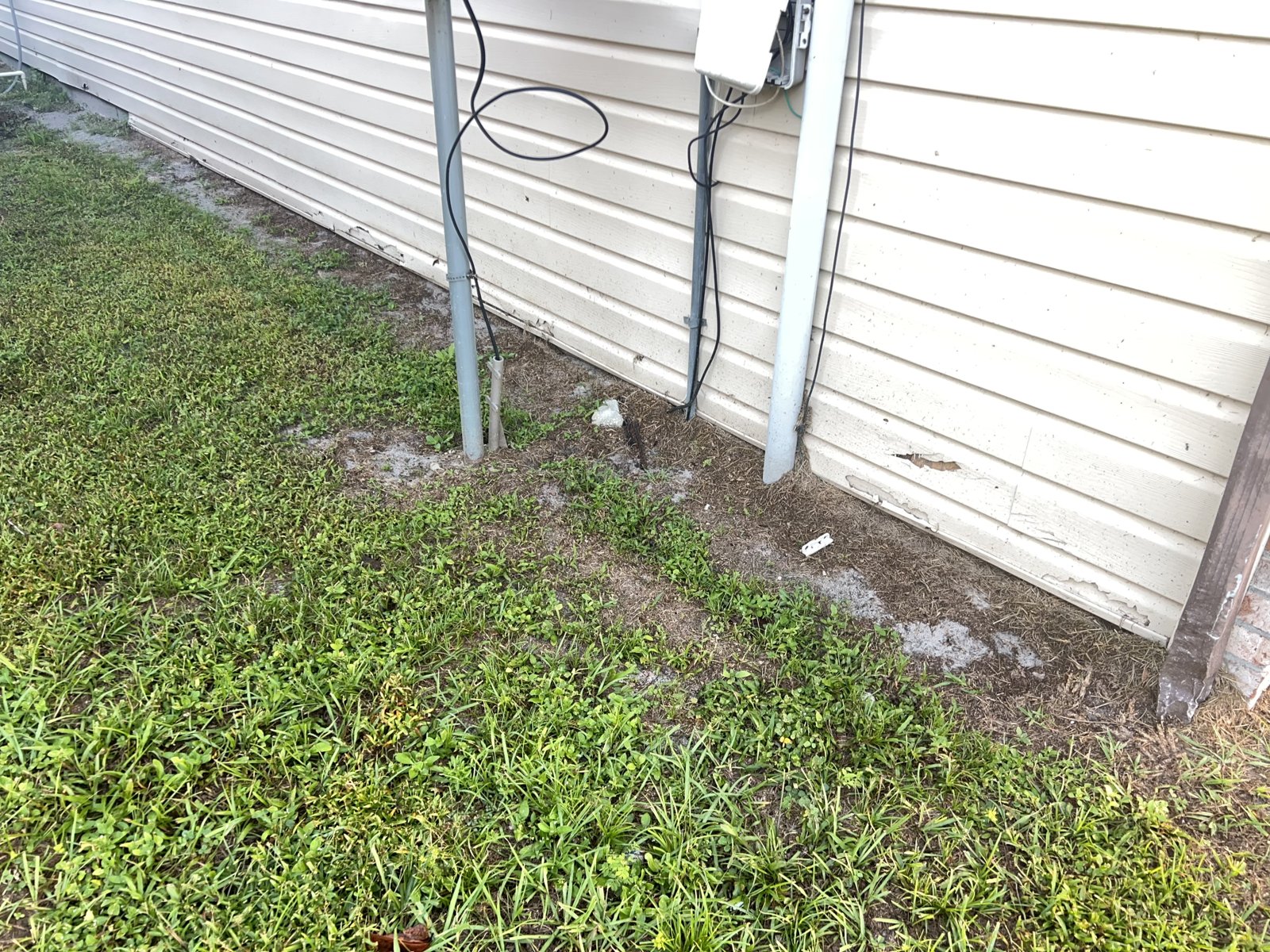 Bottom edge of vinyl siding close to the ground